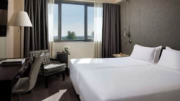 Standaard kamer | Een minibar, een kluis op de kamer, een bureau, verduisterende gordijnen