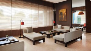 A modern living room with a sofa set, a coffee table, and a floor lamp. - NH Alcorcón (Alcorcon)