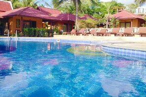 Outdoor pool, pool umbrellas - Seascape Beach Resort (Koh Samui)