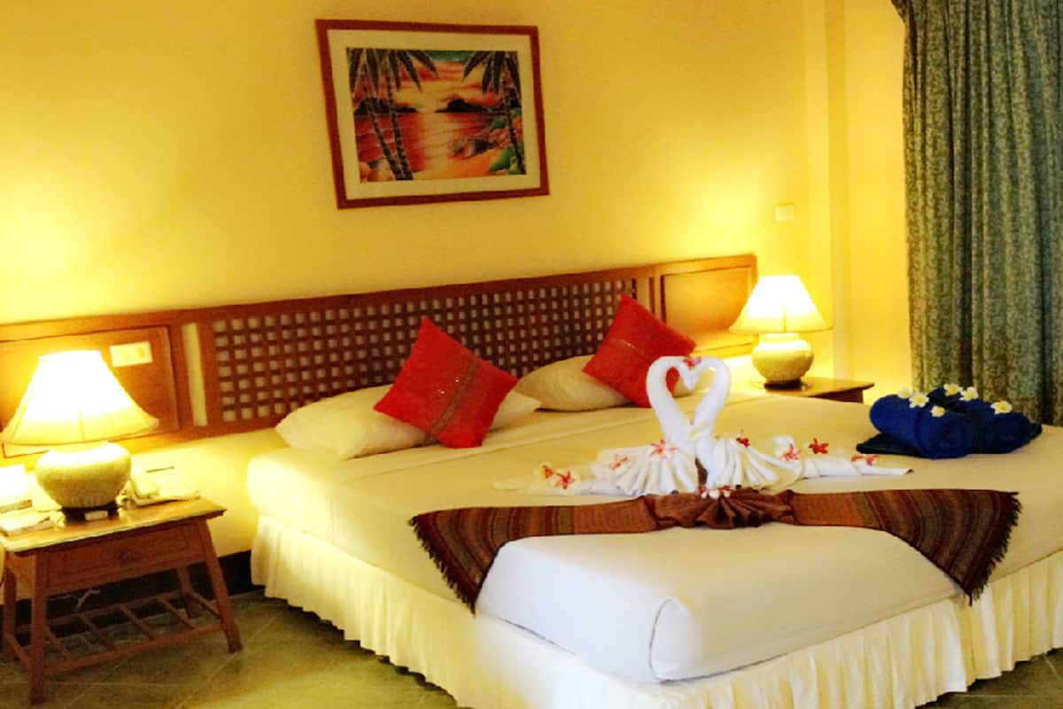 Grand Room | Desk, blackout curtains, free WiFi