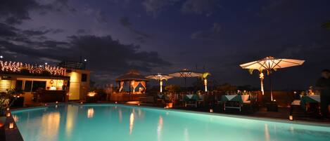 Piscina externa, guarda-sóis, espreguiçadeiras