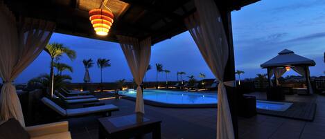 Außenpool, Sonnenschirme, Liegestühle