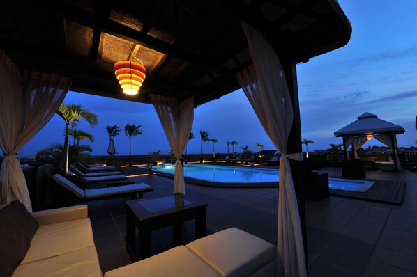 Outdoor pool, pool umbrellas, sun loungers - City River Hotel (Siem Reap)