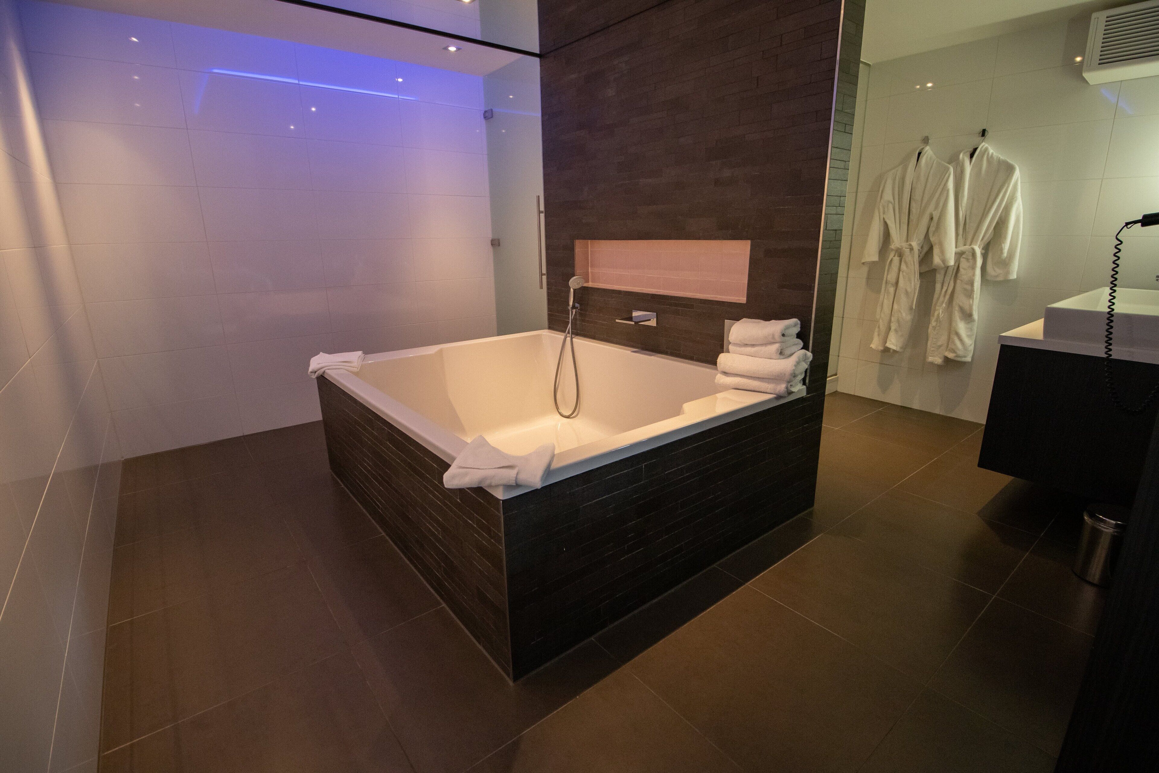 rainfall showerhead, free toiletries, hair dryer, towels