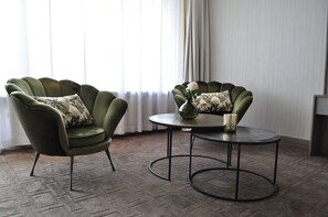 Rom – comfort, anneks (Plus) | Minibar, safe på rommet, skrivebord og lydisolert