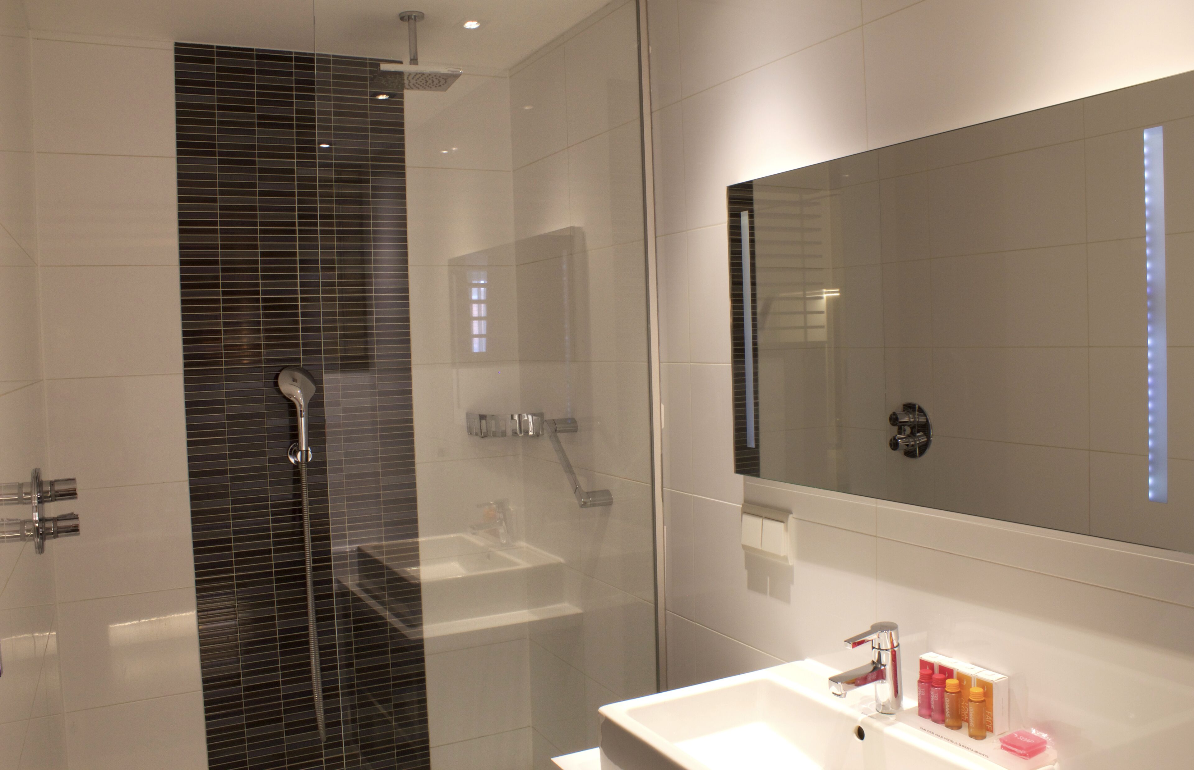 comfort twin room | bathroom | rainfall showerhead, free toiletries, hair dryer, towels