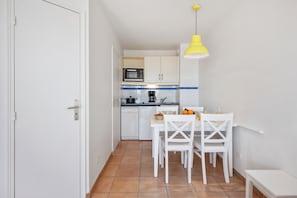 Fridge, microwave, oven, stovetop - Résidence Les Rivages du Parc Pierre & Vacances (Menton)