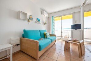 Setrika/meja setrika dan tempat tidur bayi (biaya tambahan)