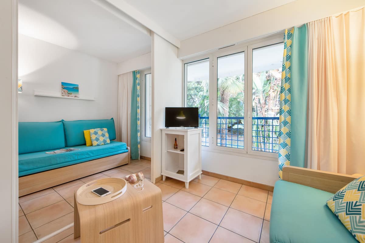 Studio 3 people | Living room | 70-cm LCD TV with digital channels, TV