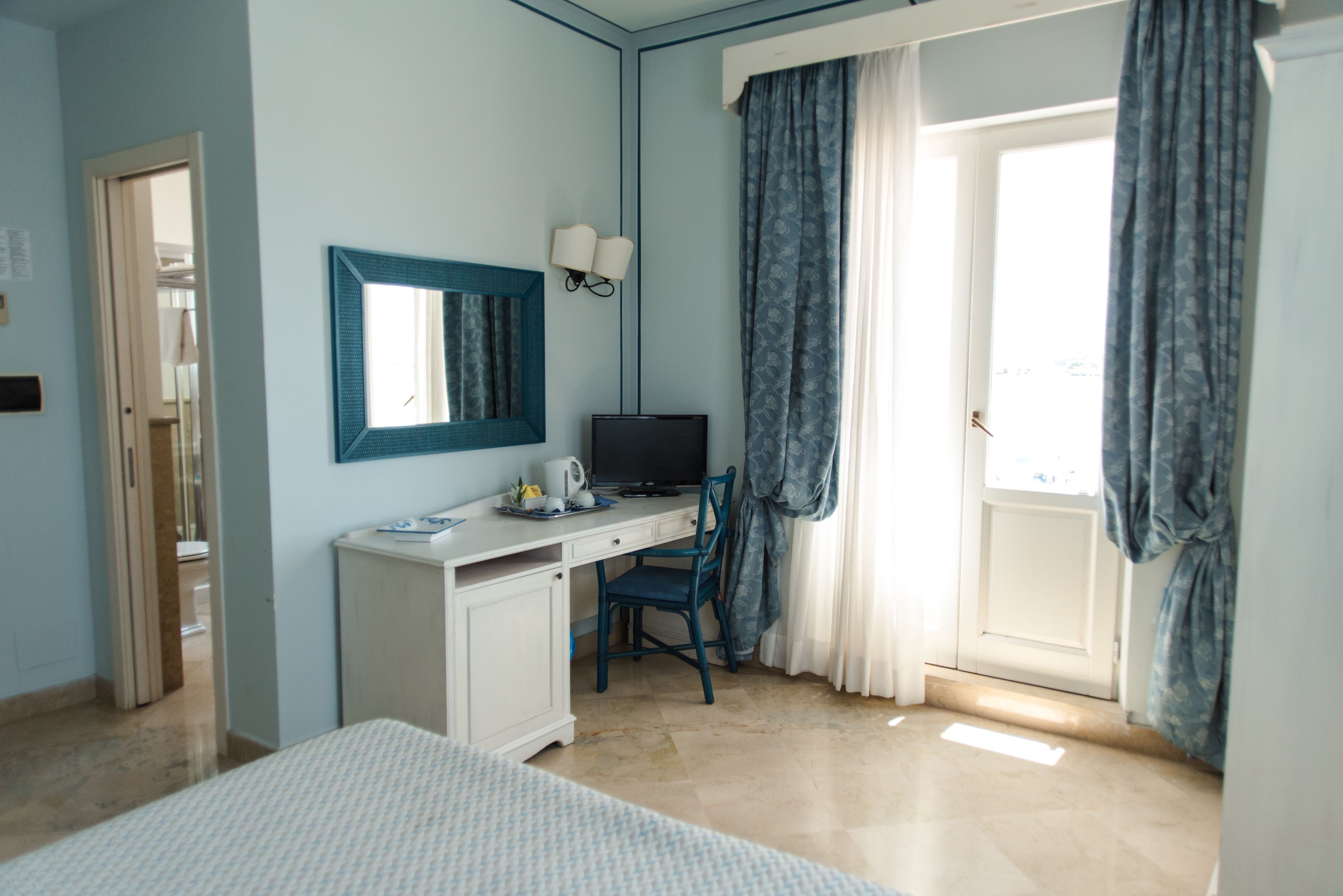 deluxe double room, hot tub (patruni) | minibar, in-room safe, individually decorated, individually furnished