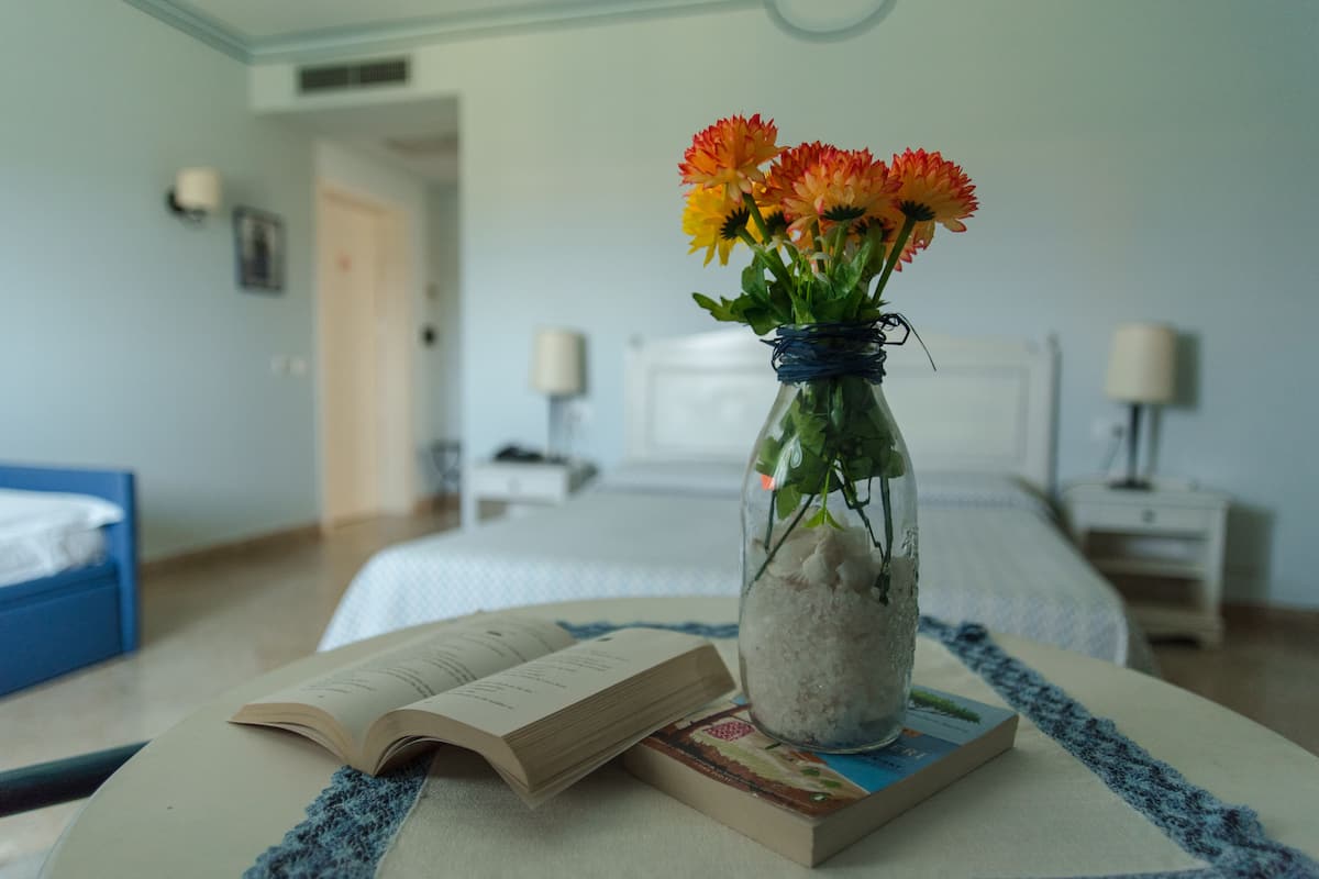 family room | minibar, in-room safe, individually decorated, individually furnished