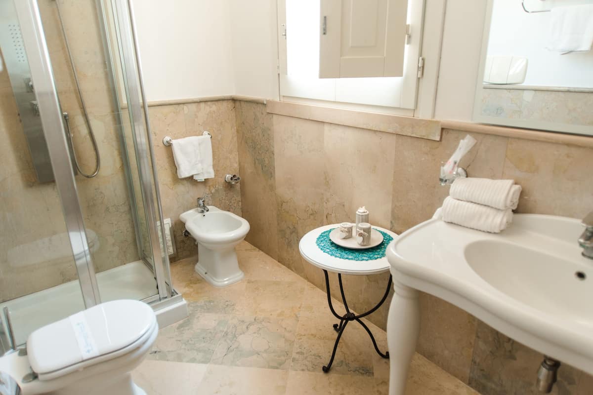 deluxe double room, hot tub (patruni) | bathroom | free toiletries, hair dryer, bidet, towels