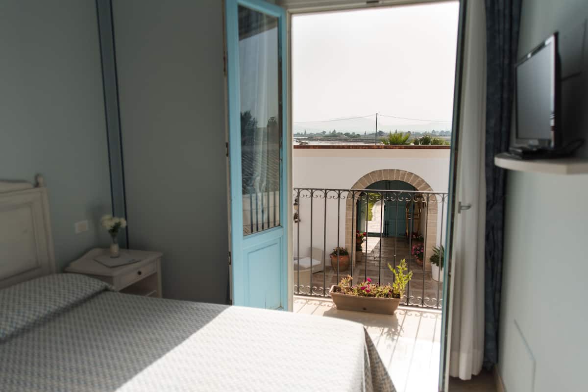 room | minibar, in-room safe, individually decorated, individually furnished