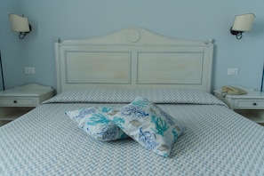 Quarto casal superior (Curatulu) | Frigobar, cofres nos quartos, individualmente decorados