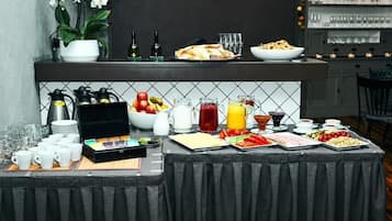 Desayuno continental (EUR 6 por persona)