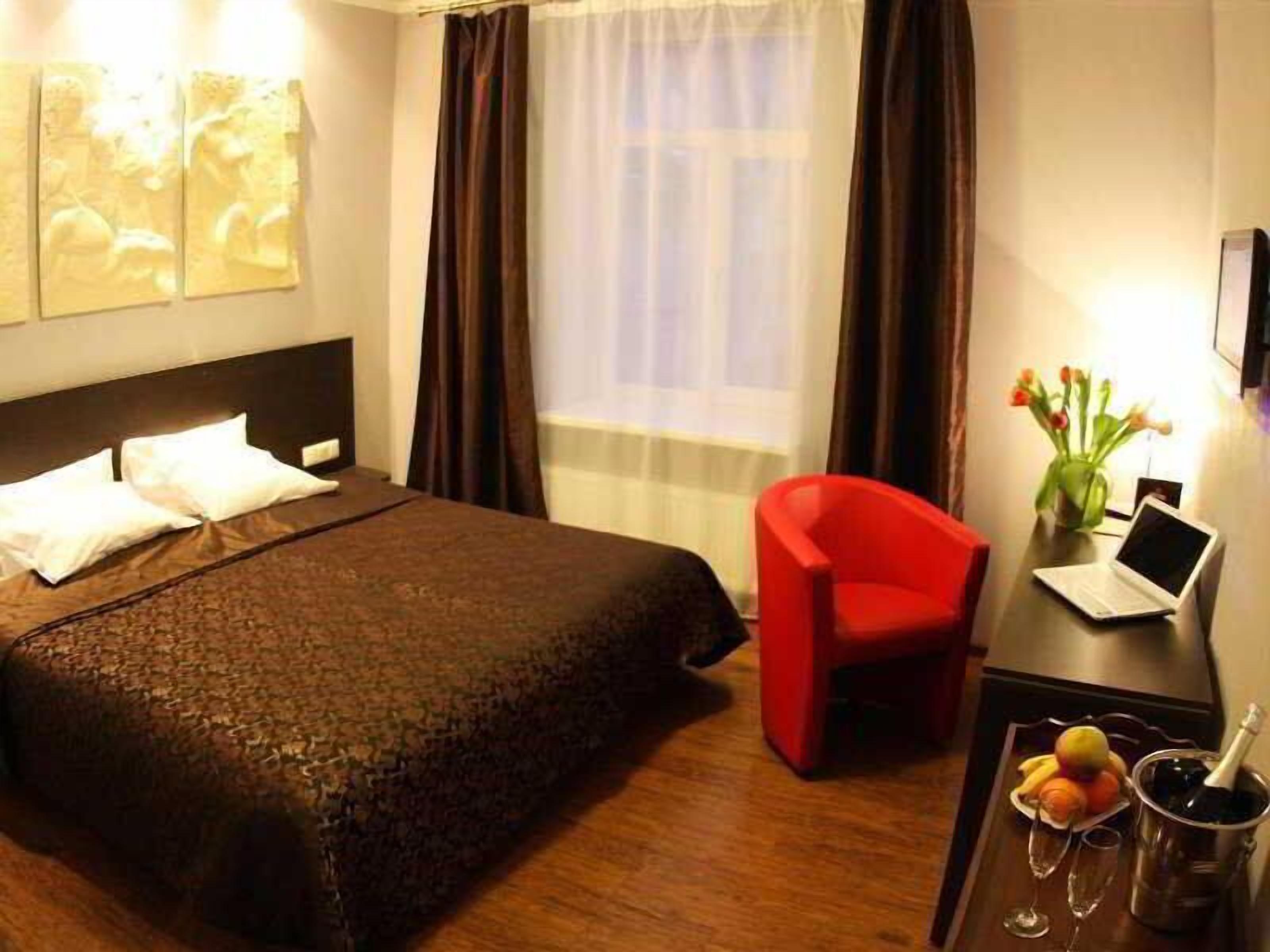 1 bedroom, premium bedding, desk, iron/ironing board (on request)