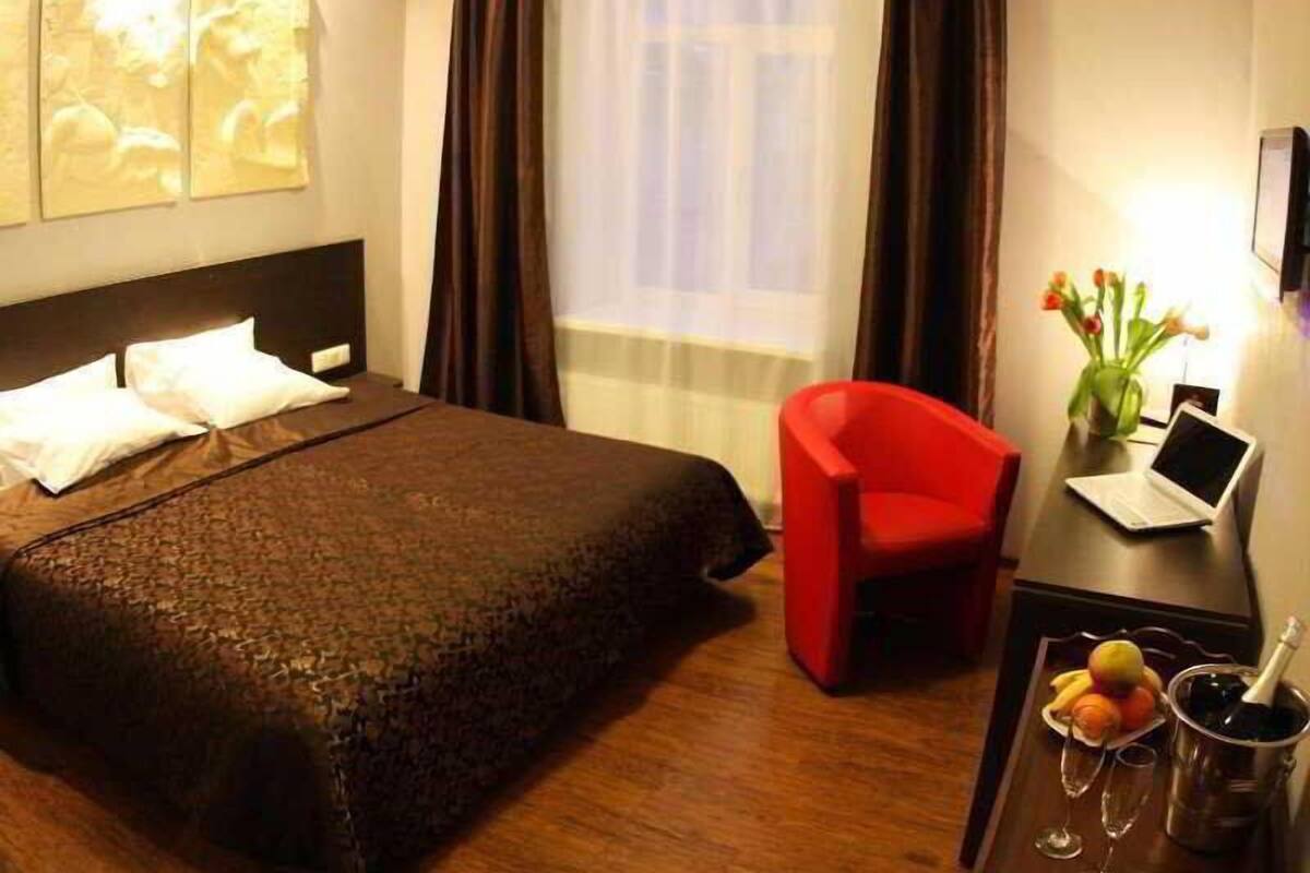 1 Schlafzimmer, hochwertige Bettwaren, Schreibtisch