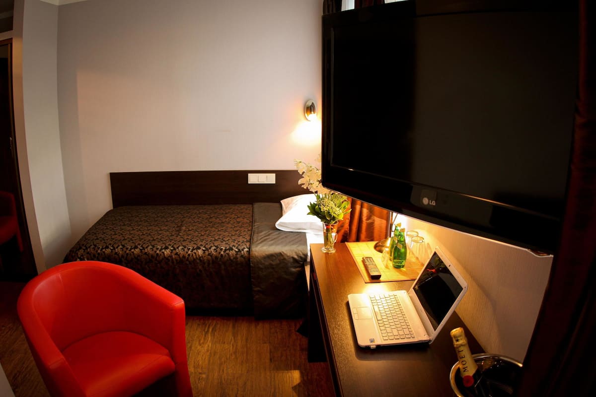 1 bedroom, premium bedding, desk, iron/ironing board