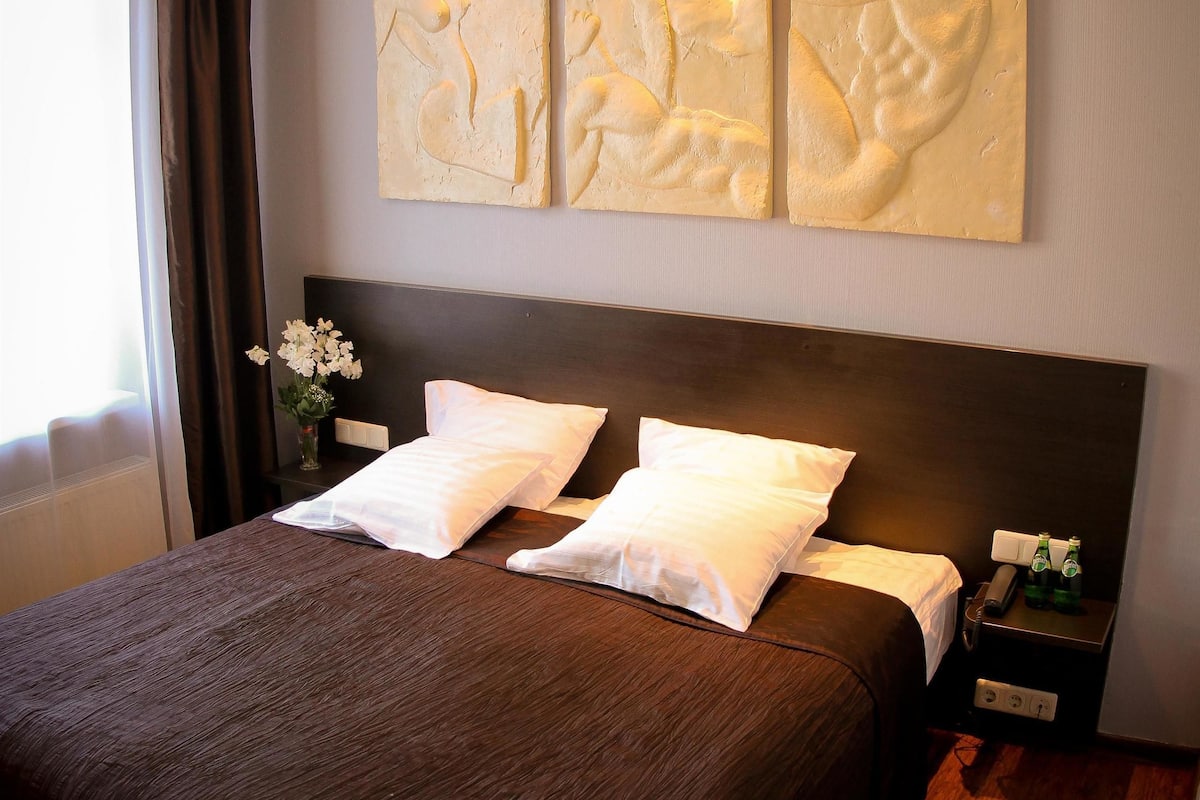 standard double room | premium bedding, desk, iron/ironing board, cots/infant beds