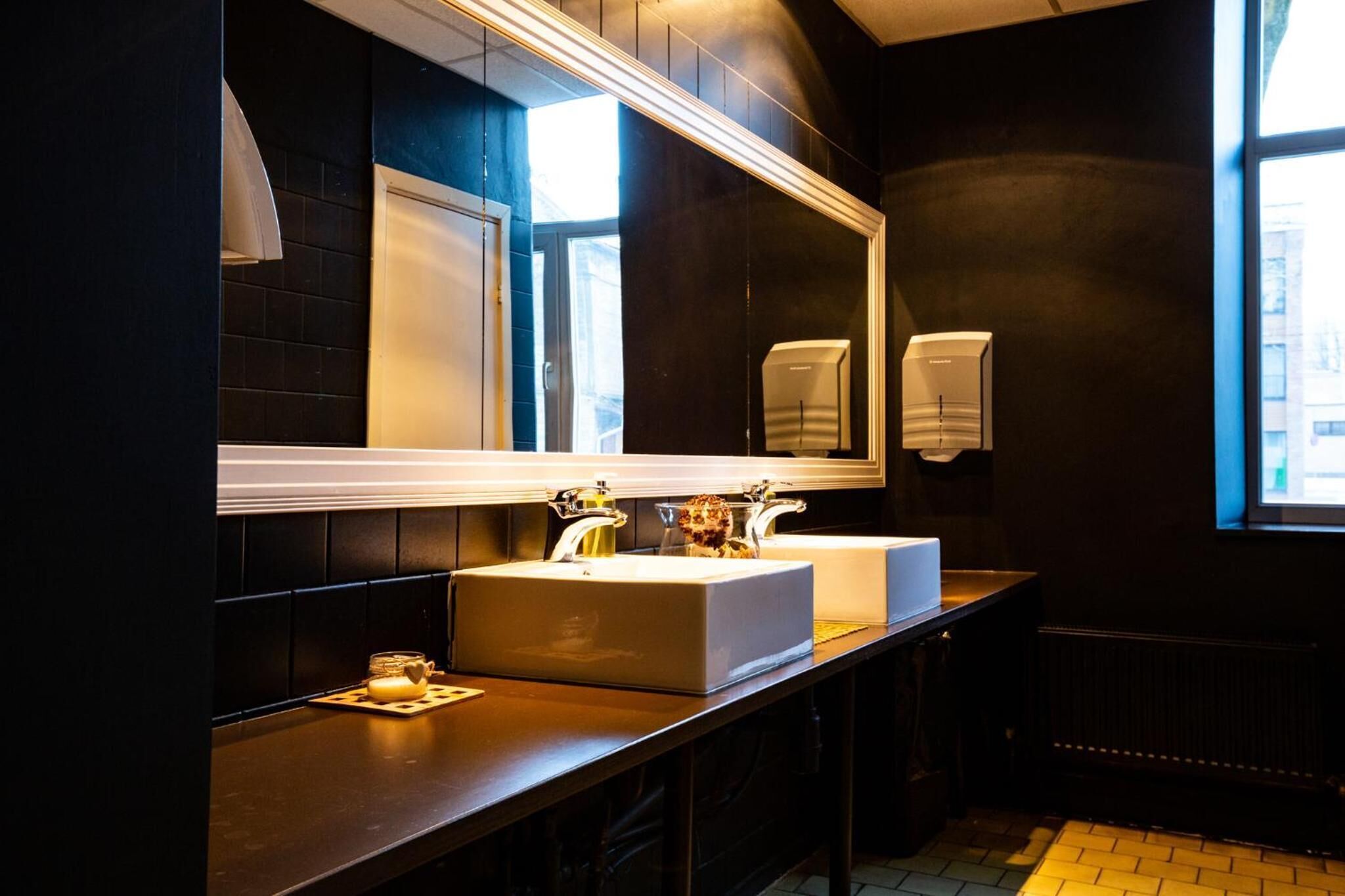 combined shower/bathtub, free toiletries, hair dryer, towels