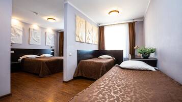 1 Schlafzimmer, hochwertige Bettwaren, Schreibtisch