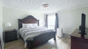 Deluxe Room, 1 King Bed | Free WiFi, bed sheets - Commons Inn (Halifax)