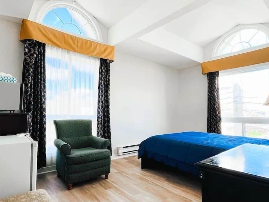 Rom – deluxe, 1 queensize-seng | Wi-fi (inkludert) og sengetøy