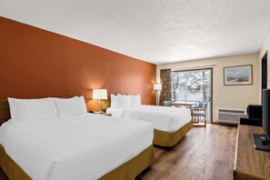 Soundproofing, iron/ironing board, free WiFi, bed sheets - Econo Lodge Manistee (Manistee)