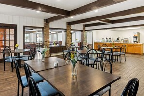 Free daily buffet breakfast - Econo Lodge Manistee (Manistee)