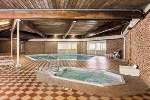 Indoor pool - Econo Lodge Manistee (Manistee)