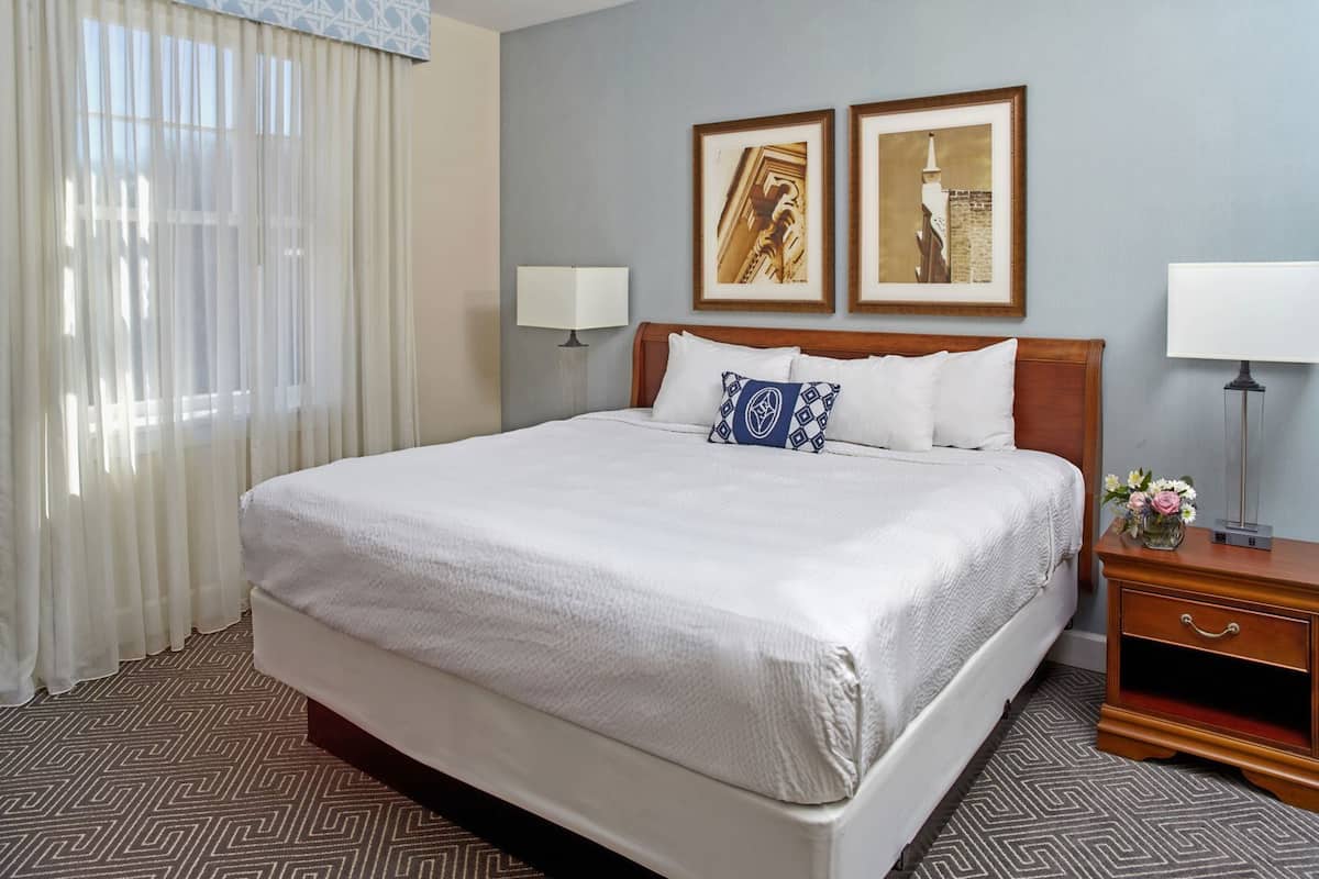 Ropa de cama de alta calidad y camas con pillow-top