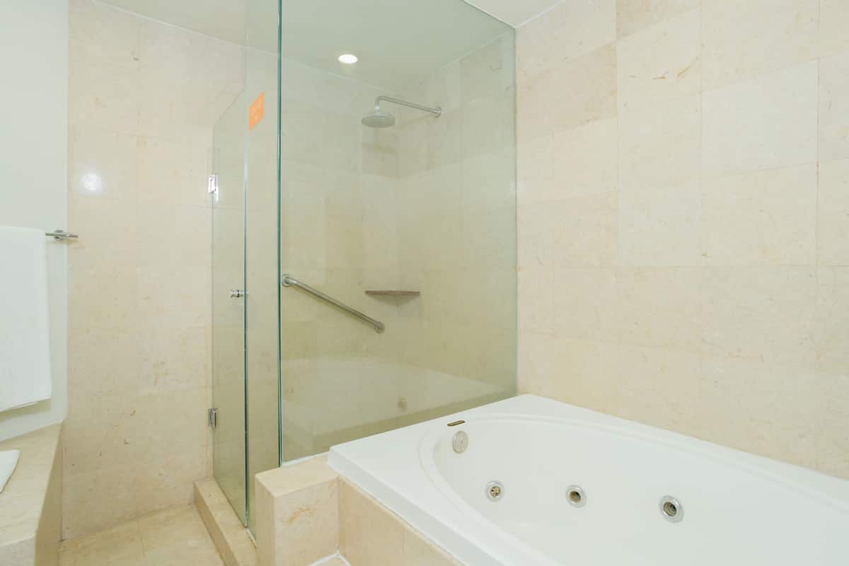 suite master | bathroom | shower, rainfall showerhead, free toiletries, hair dryer