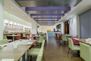 Petit déjeuner, déjeuner et dîner servis sur place