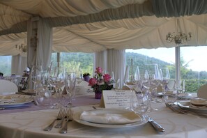 Aamiainen ja lounas; paikallinen keittiö, näkymät puutarhaan