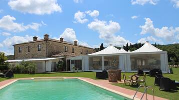 Außenpool, Pool mit Wasserfall