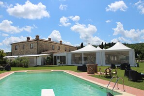 Ulkouima-allas, uima-allas vesiputouksella