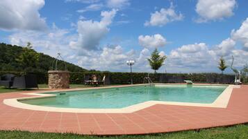 Außenpool, Pool mit Wasserfall