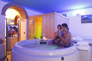 Een sauna, een bubbelbad, een Turks bad/hammam, hotstone-massages
