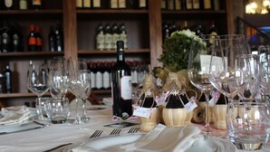 Une table dressée pour un dîner formel, avec des bouteilles et des verres à vin.