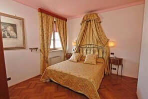 Ylelliset vuodevaatteet, minibaari, tallelokero huoneessa