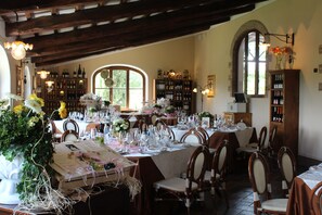 Breakfast, lunch, dinner served; local cuisine, garden views