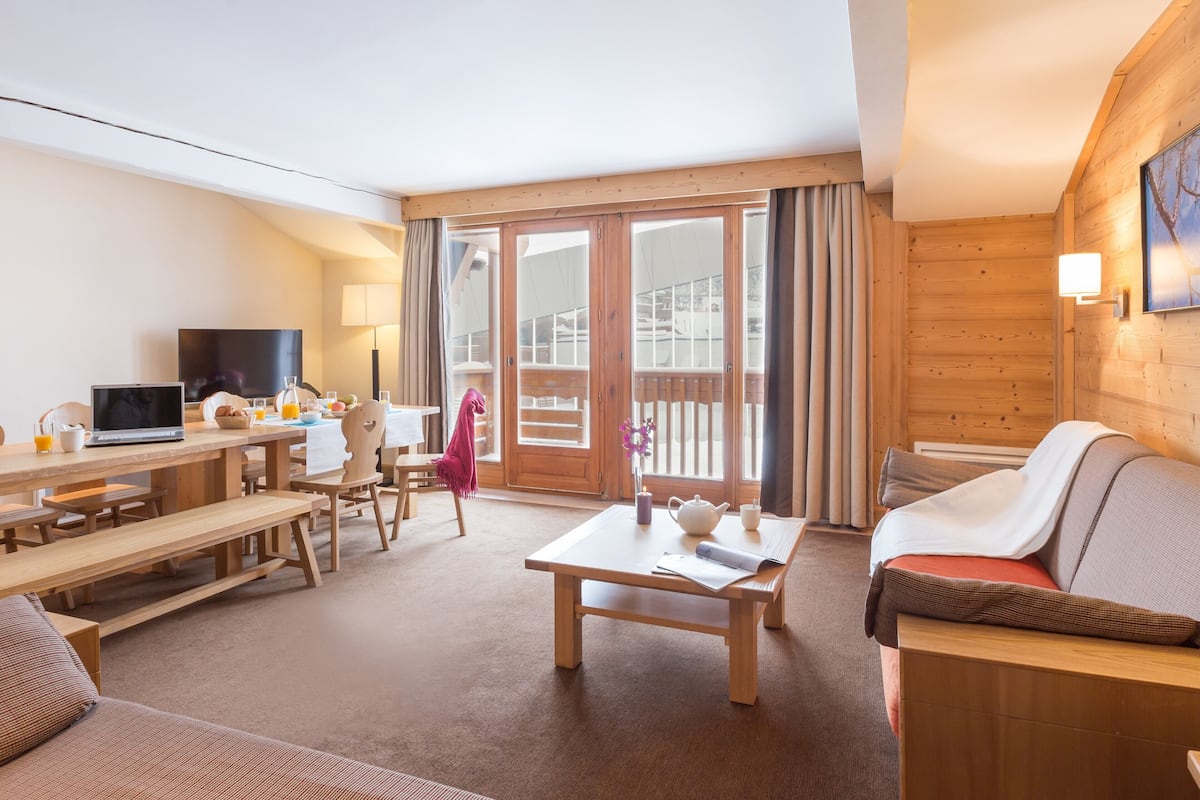 Appartement 10 personnes - 2 chambres - 2 coins nuit - Duplex - Balcon | 거실 공간 | 평면 TV