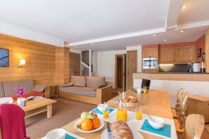 Appartement 10 personnes - 2 chambres - 2 coins nuit - Duplex - Balcon | Living area | Flat-screen TV