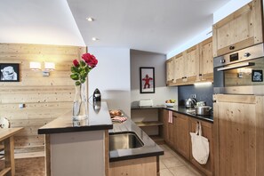 Apartment 10 people - 3 bedrooms - Balcony - Mountain view | Private kitchen | Fridge, microwave, oven, stovetop - Résidence Pierre & Vacances Premium Les Chalets du Forum (Courchevel)