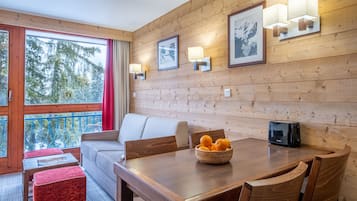 Appartement 4 personnes - 1 chambre - Balcon - Vue montagne | Living area | TV