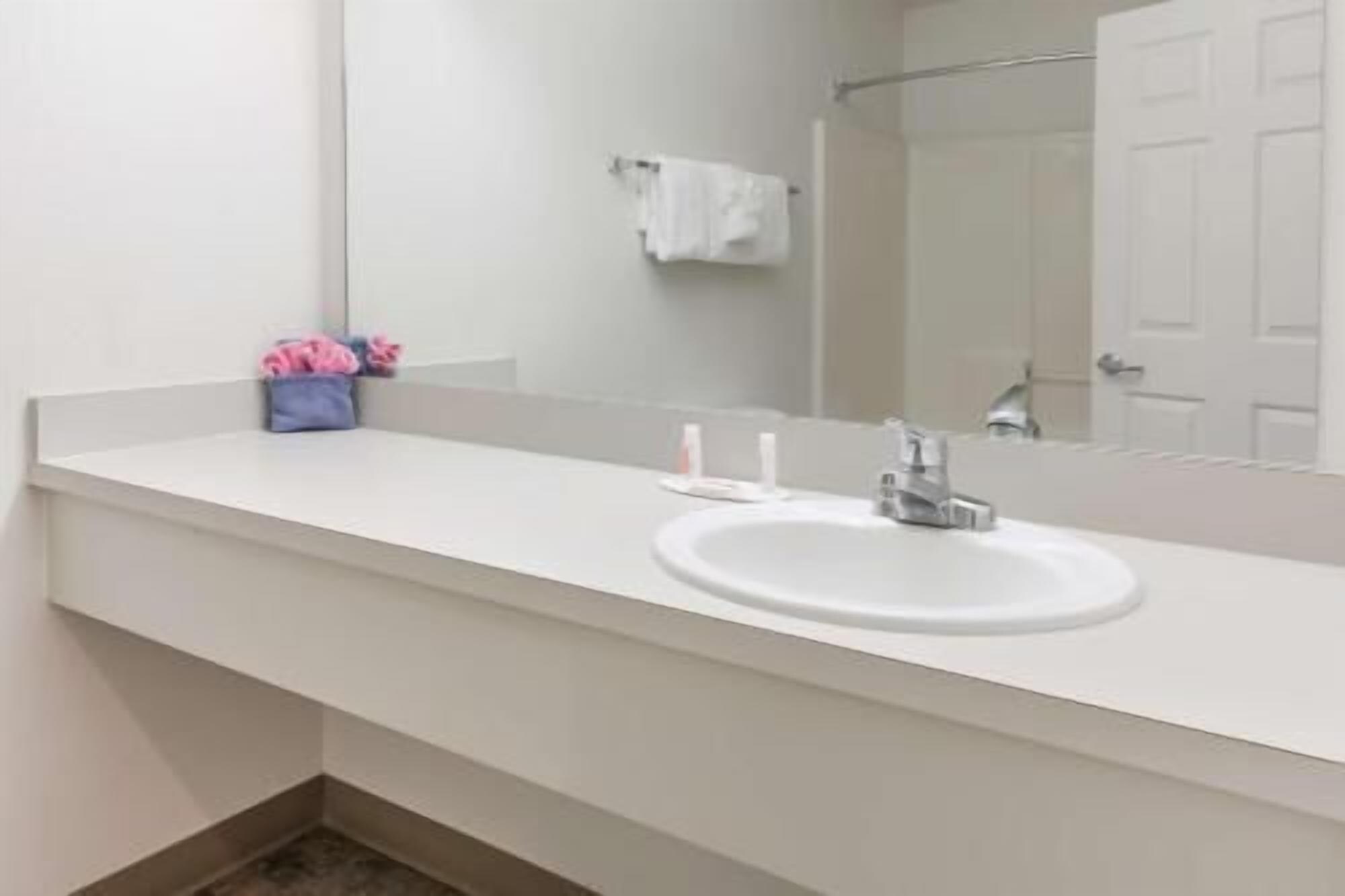 Bathroom | Combined shower/tub, hair dryer, towels