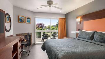 Habitación, 1 cama Queen size, para no fumadores, vista al océano | Escritorio, tabla de planchar con plancha y cunas gratuitas