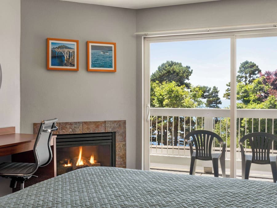 Bureau, fer et planche à repasser, lit de bébé (gratuit)