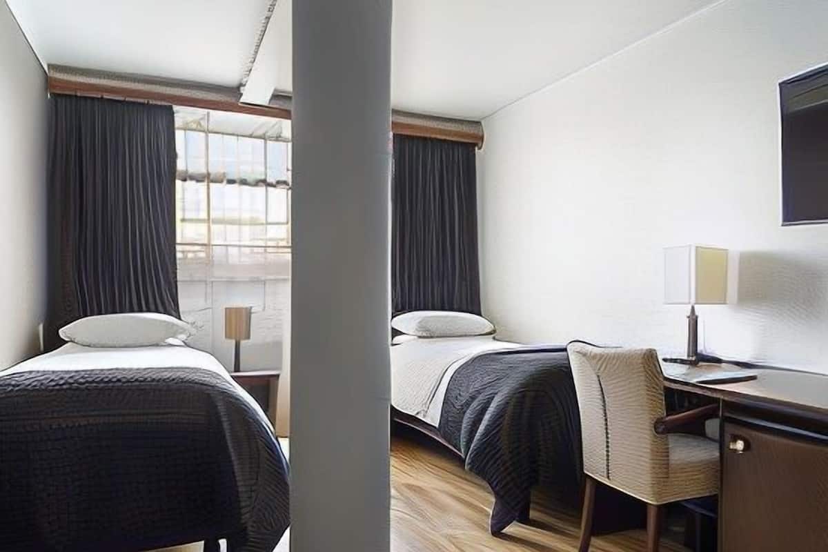 Hypo-allergenic bedding, down duvets, in-room safe, desk