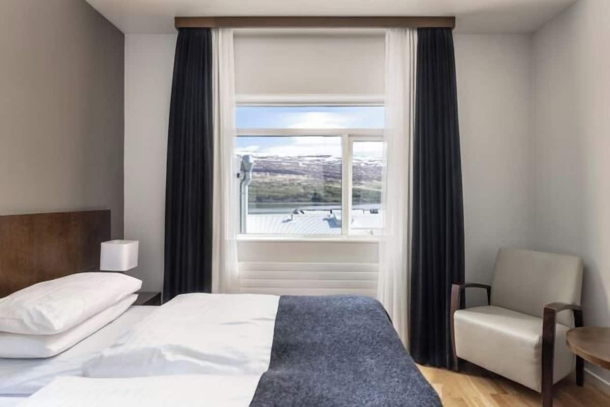 Hypo-allergenic bedding, down duvets, in-room safe, desk
